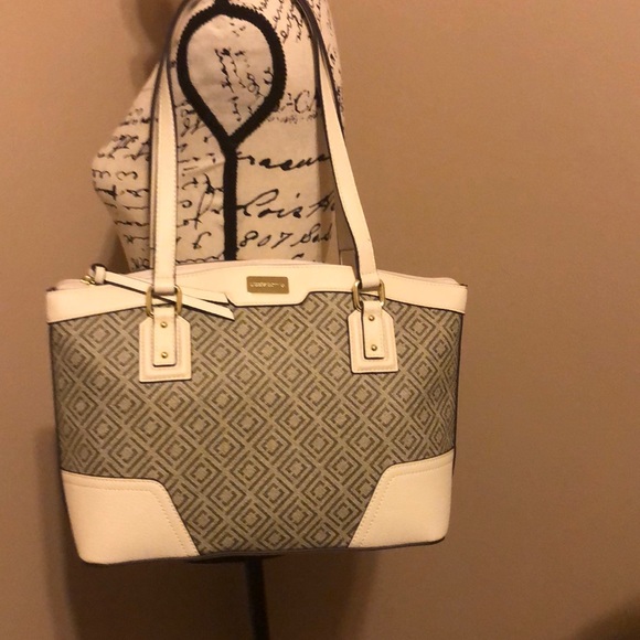 Liz Claiborne-Satchel - Picture 2 of 5